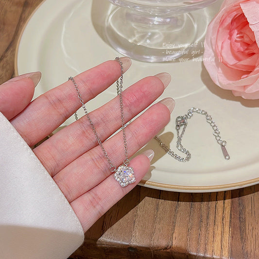 Damen-Halsketten mit Zirkon-Blume und Titanstahl, trendiger Design-Sense-Anhänger