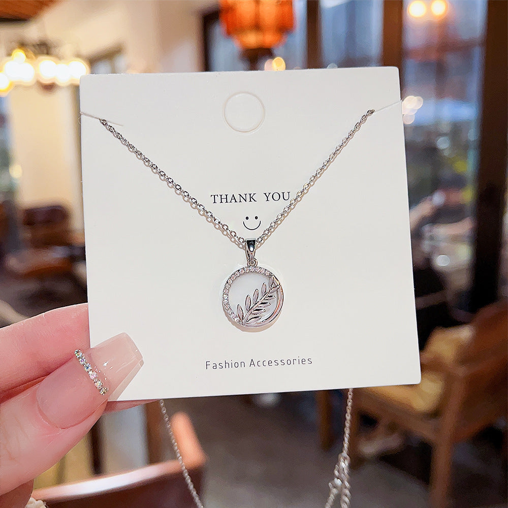 Colliers à pendentif simples de style polyvalent rond de feuilles pour femmes