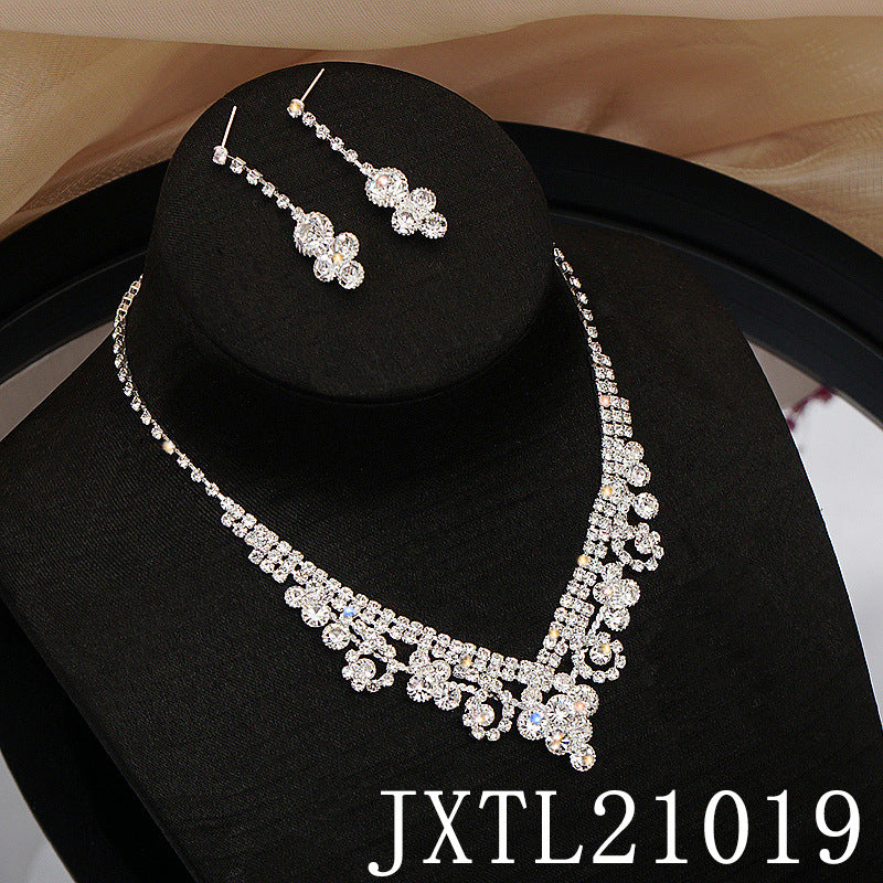 Colliers simples avec strass super flash et plein de diamants
