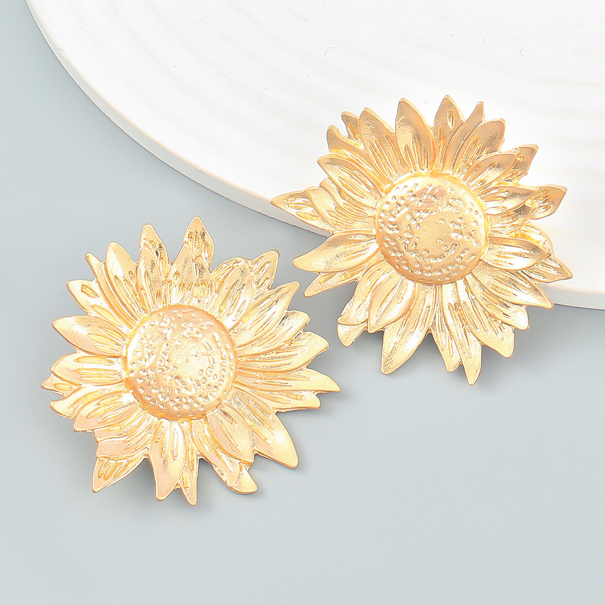 Women's Alloy Sunflower Flower Retro Metal Cold Earrings