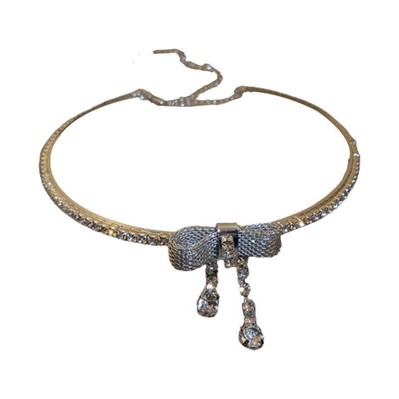 Colliers de tempérament en métal de style froid avec nœud en diamant pour femmes