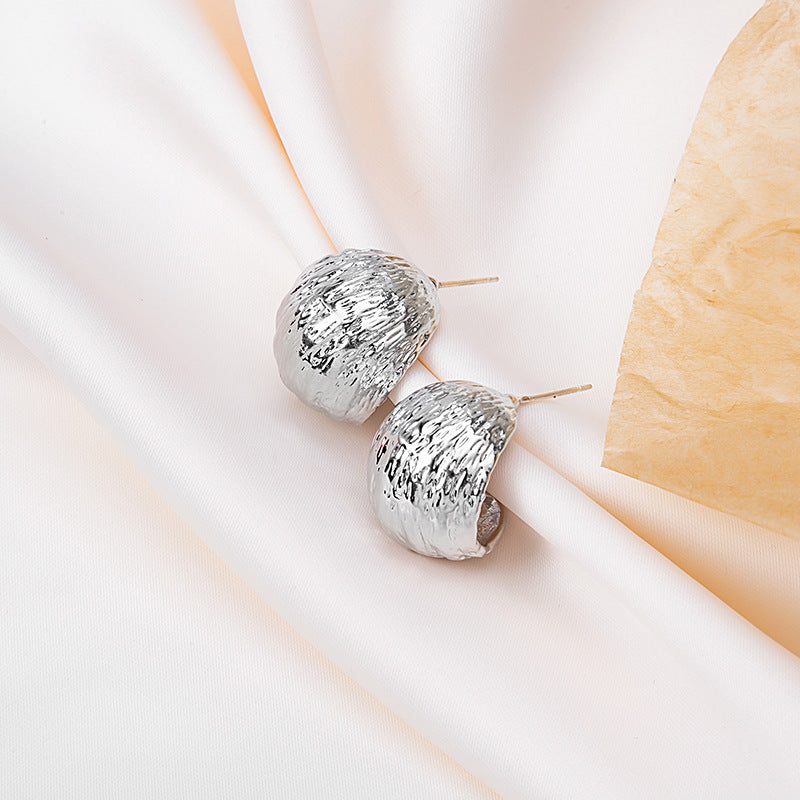 Boucles d'oreilles exagérées d'oreille à Texture brossée plissée de Style froid pour femmes