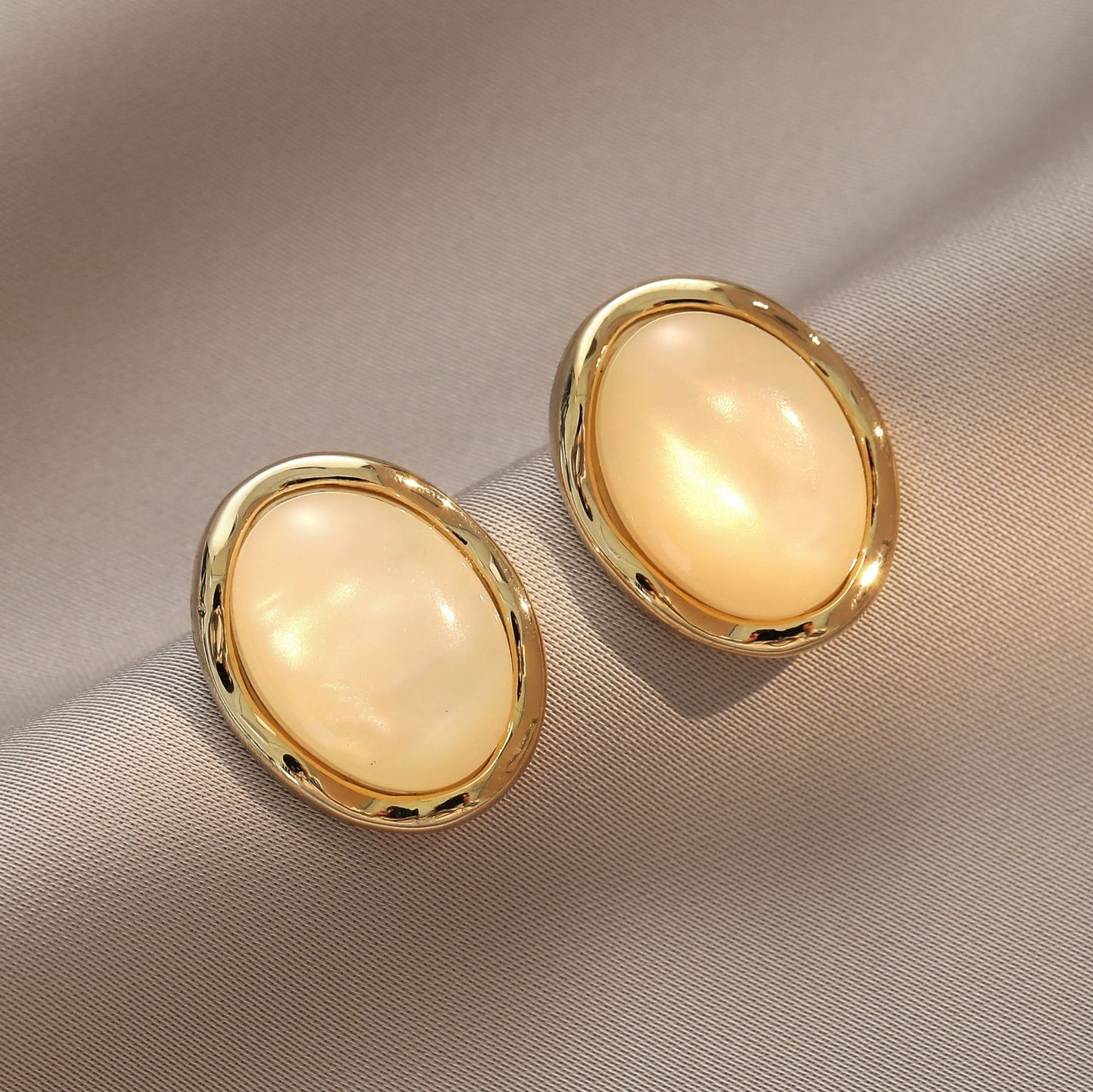 Women's White Geometric Elegant Sier Needle Niche Earrings