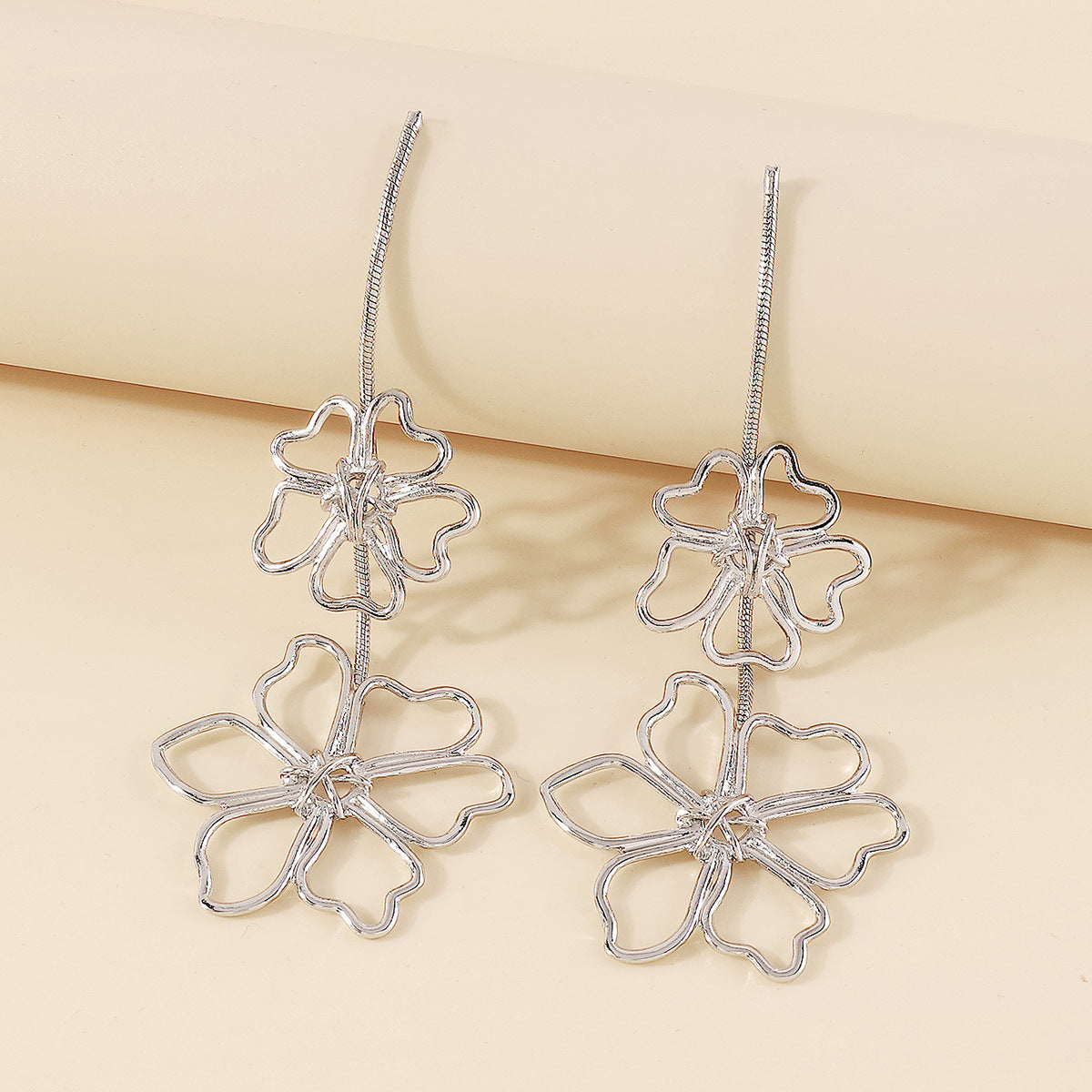 Colliers exagérés de clavicule de fleur en alliage à la mode rétro