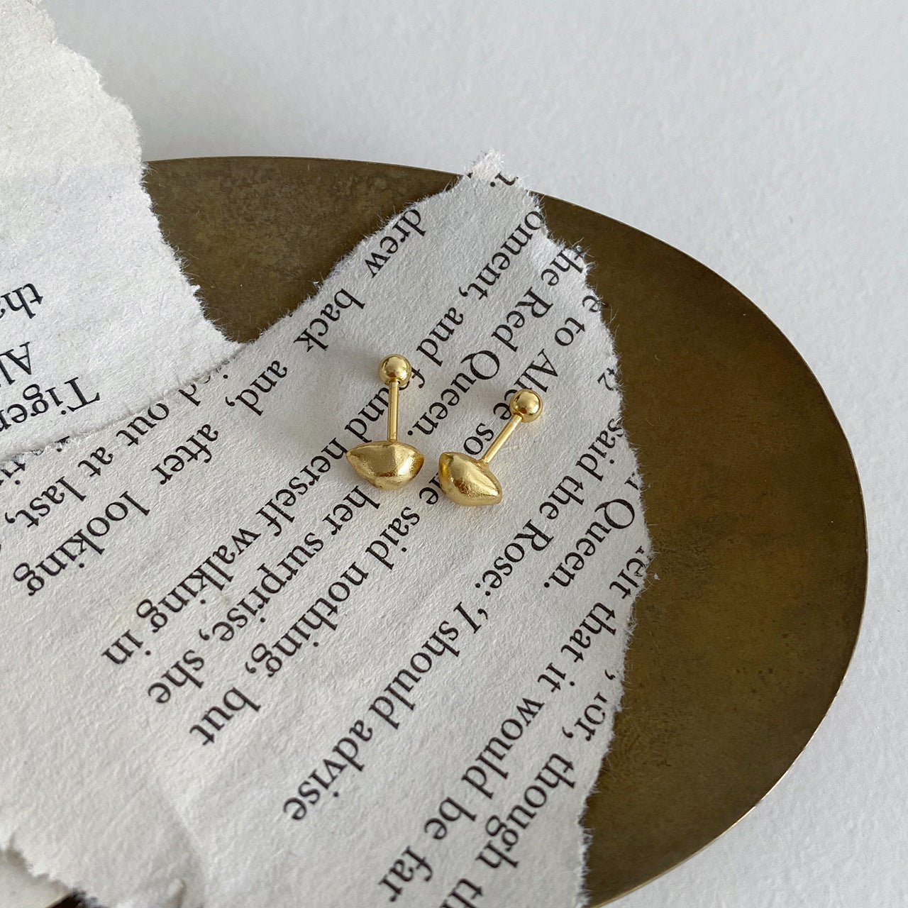 Einfache, unregelmäßige, ovale, umformende Steinohrringe mit Nadel