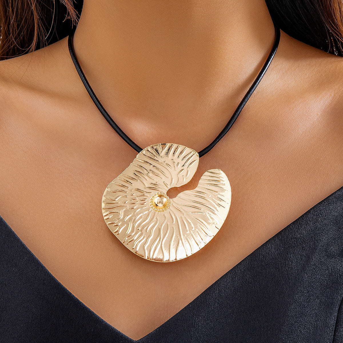 Colliers Vintage en forme de feuille de Lotus pour femmes, ornement en métal