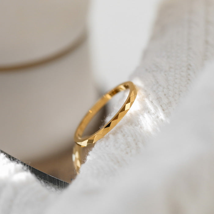 Glänzende, prismatische, schlichte, hochwertige Ringe für Frauen im kalten Stil