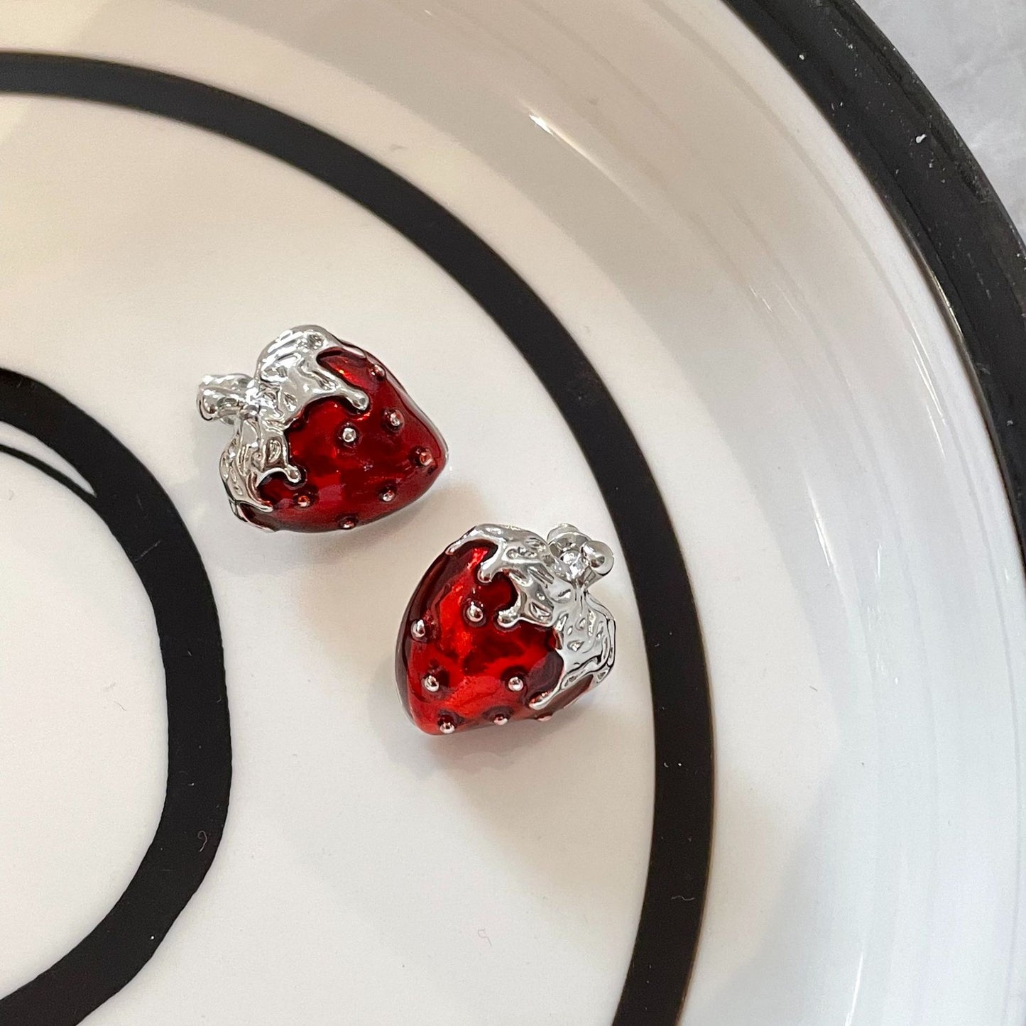 Anneaux de conception de patte d'amour à glaçage rouge chaud