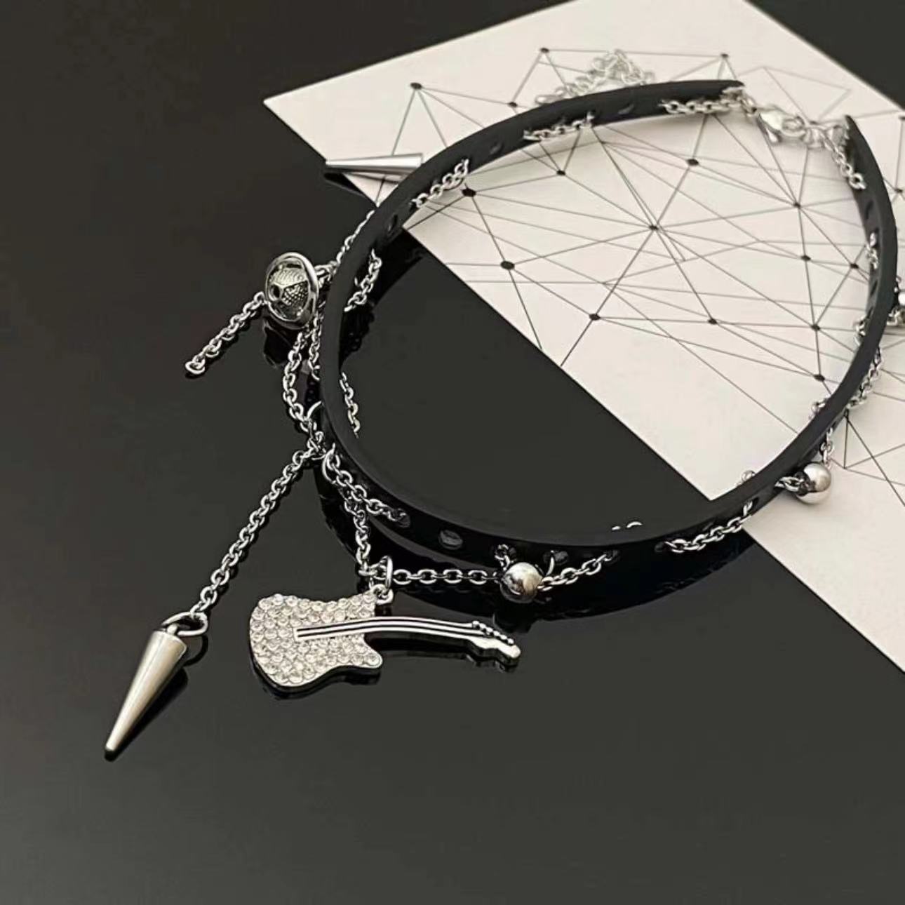 Rivets Design de mode collier Niche colliers foncés
