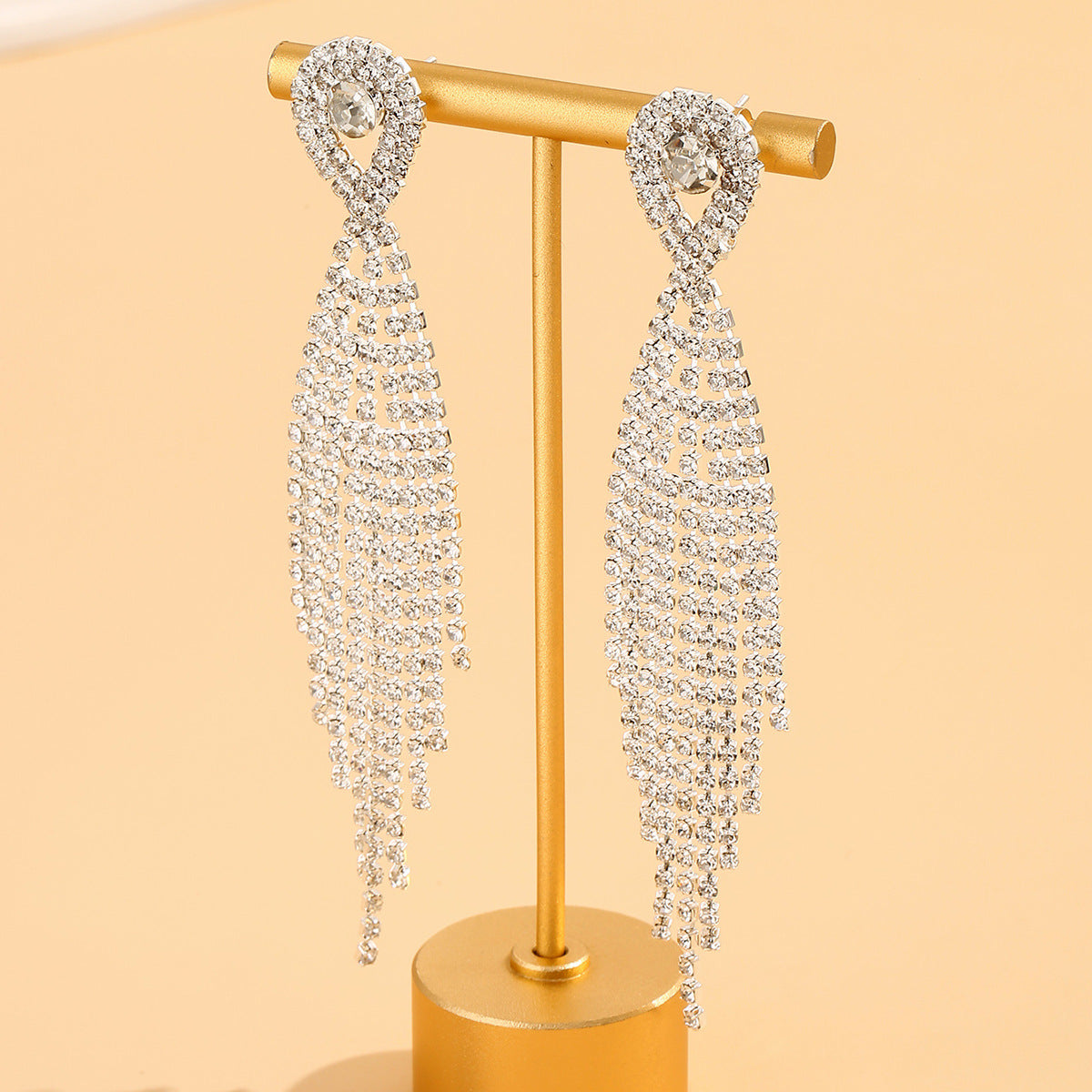 Retro Ornament Fashion Bride With Diamond Earrings
