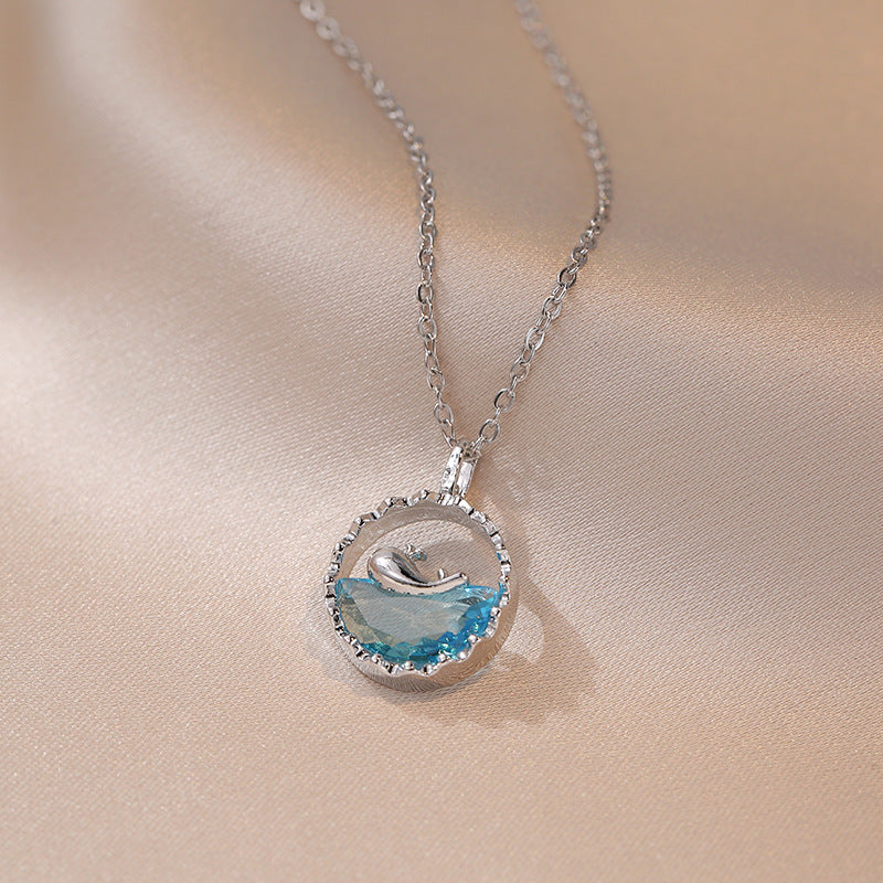 Vous concevez des colliers colorés de mer bleue High Sense