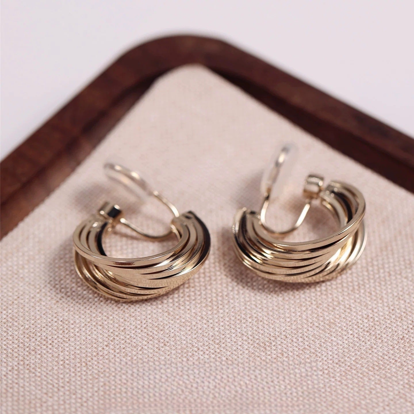 French Retro Coffee Gold Line Niche Design Earrings