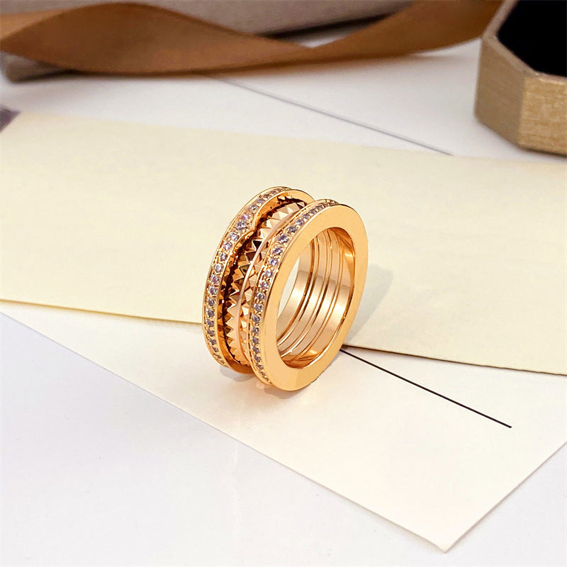 Herren-Frühlingsring mit Diamant auf beiden Seiten. Kleine Ringe