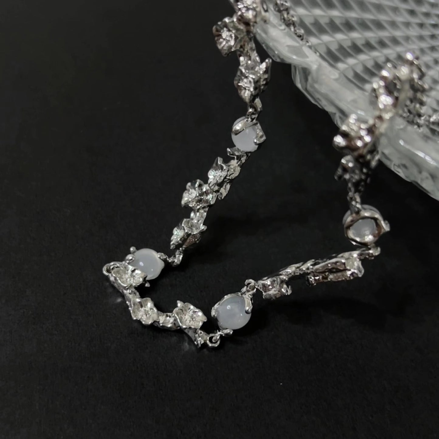 Colliers spéciaux de conception féminine en pierre de lune à motif de Texture