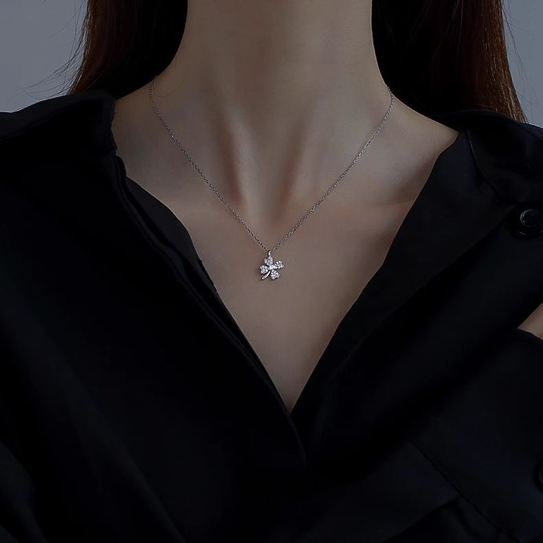 Trèfle à quatre feuilles pour femmes, colliers légers d'intérêt spécial
