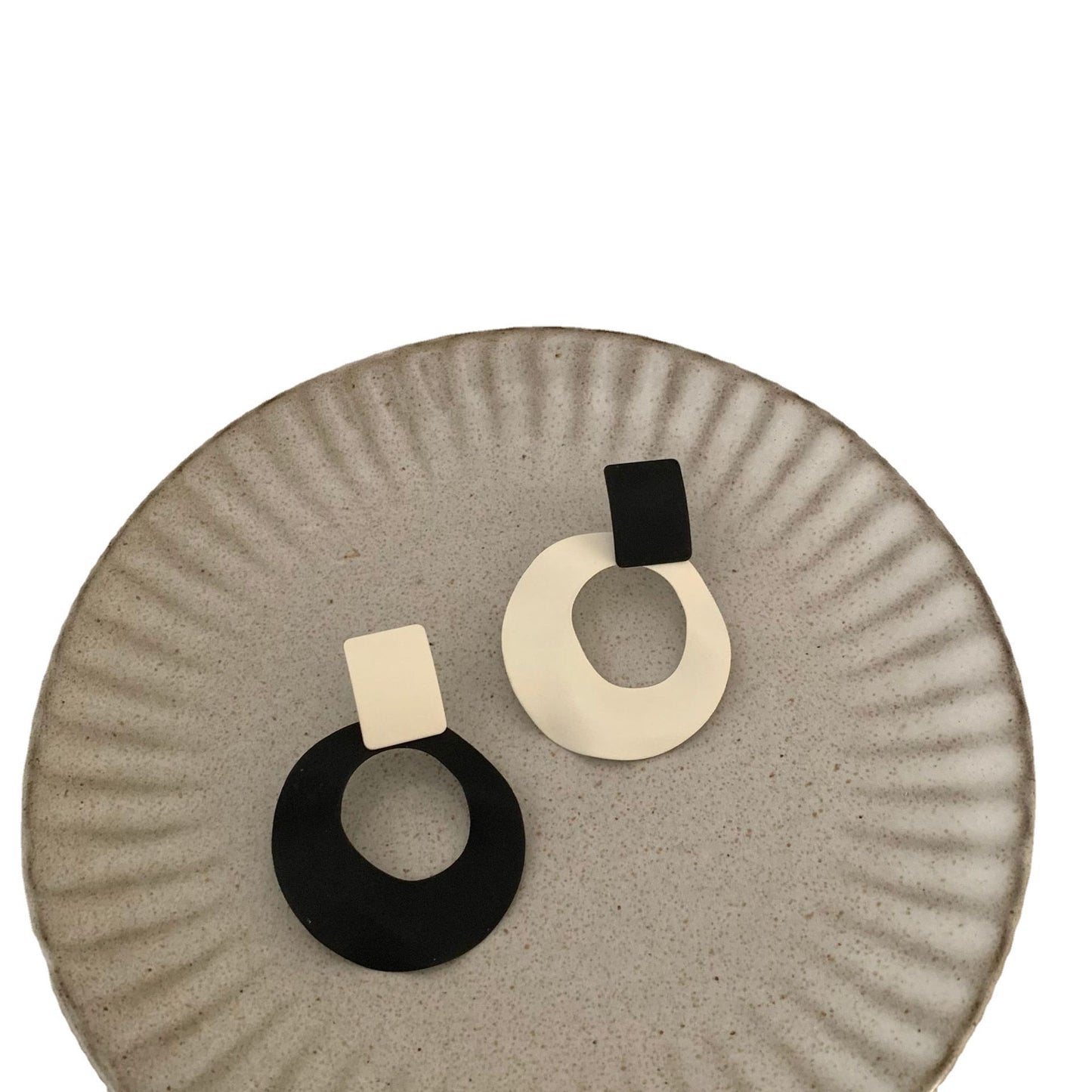 Und weiße, asymmetrische, geometrische, runde, trendige, übertriebene Ohrringe