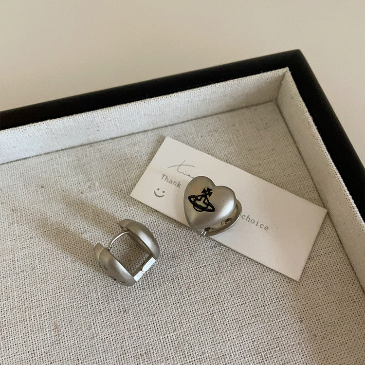 Metallherz Planet weibliches Design Retro Persönlichkeit und Ohrringe