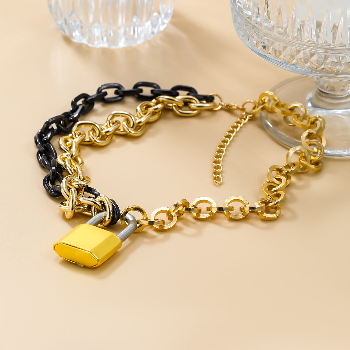 Colliers à pendentif punk tendance féminine exagérée en alliage