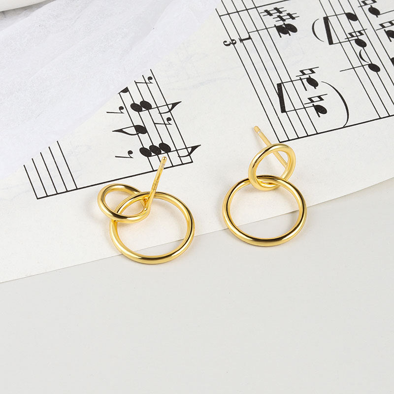 Eleganter Damenschmuck mit übertriebenen großen und kleinen Ohrringen