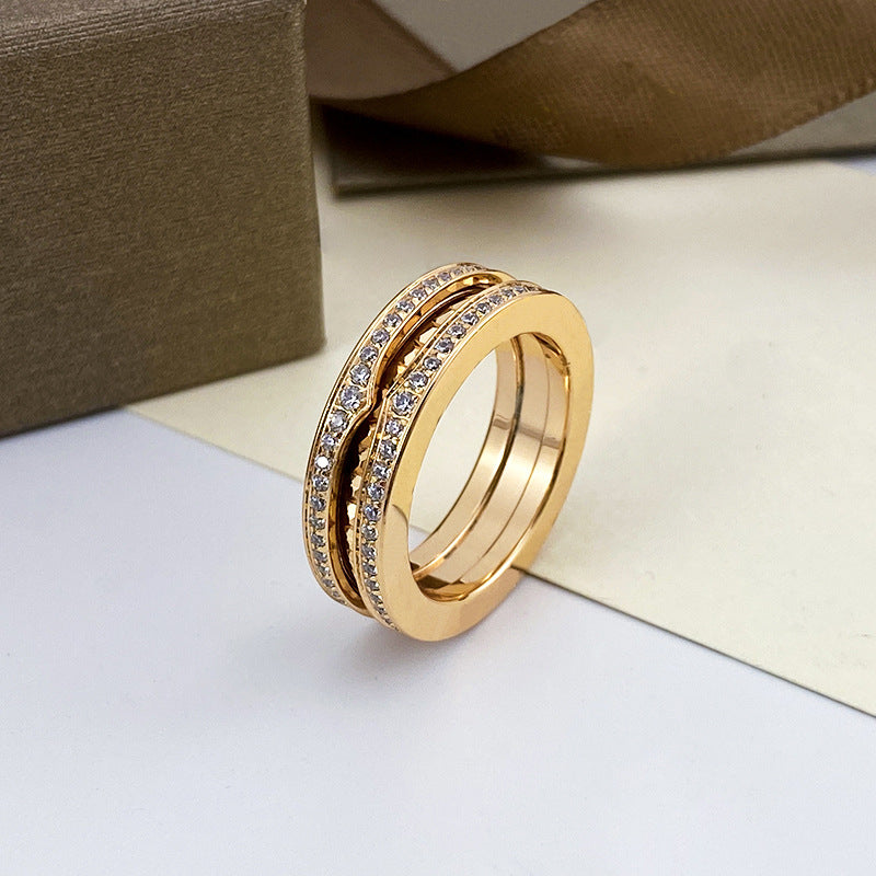 Herren-Frühlingsring mit Diamant auf beiden Seiten. Kleine Ringe