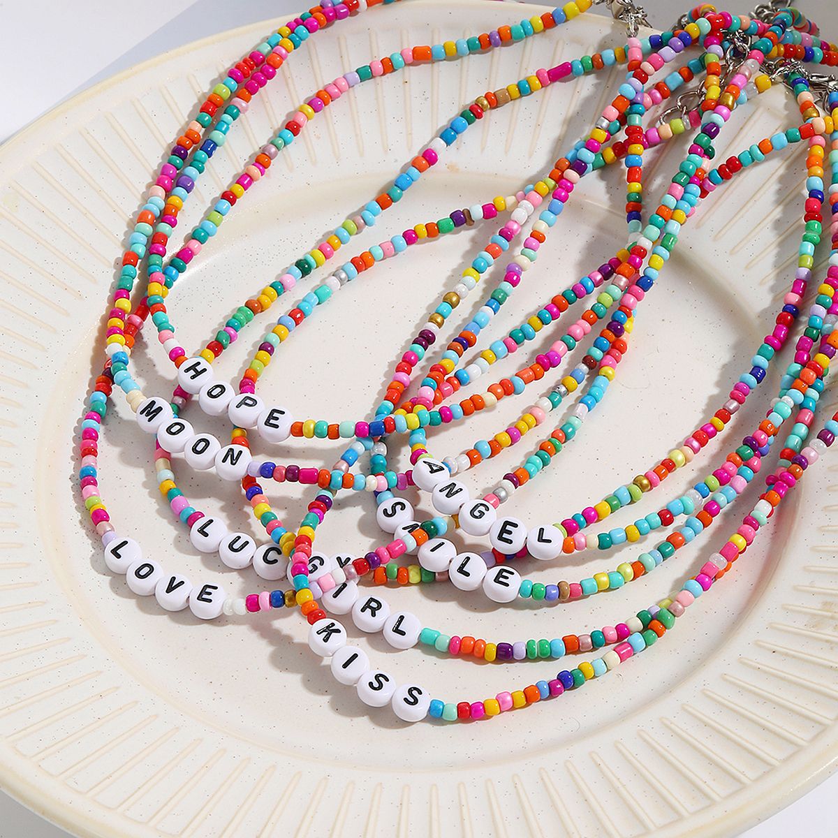 Colliers de perles de couleur exquises avec lettres d'ornement d'été