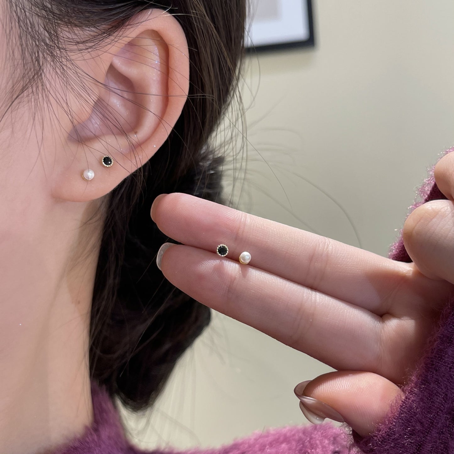 Boucles d'oreilles en petites perles délicates noires, douces et chaudes
