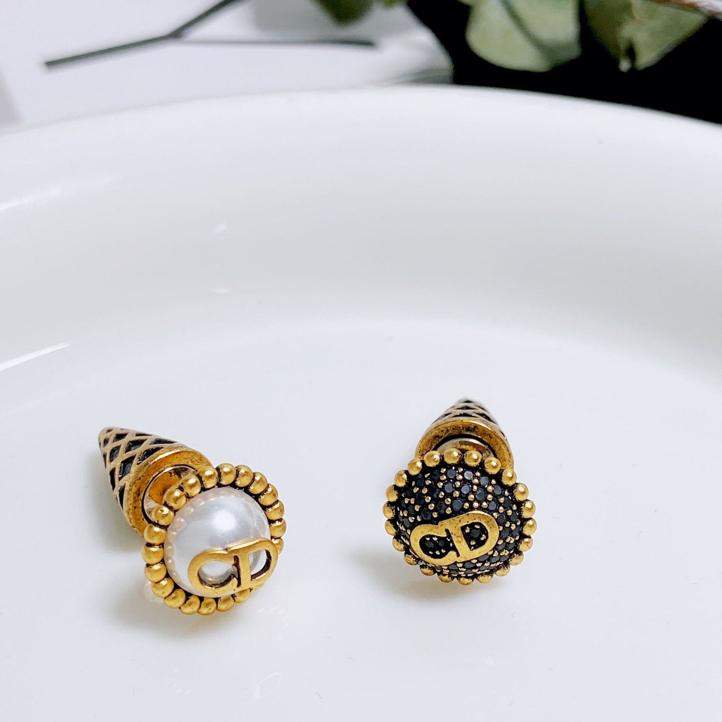 Women's Vintage Distressed Diamond Letters Pearl Asymmetric Sier Earrings