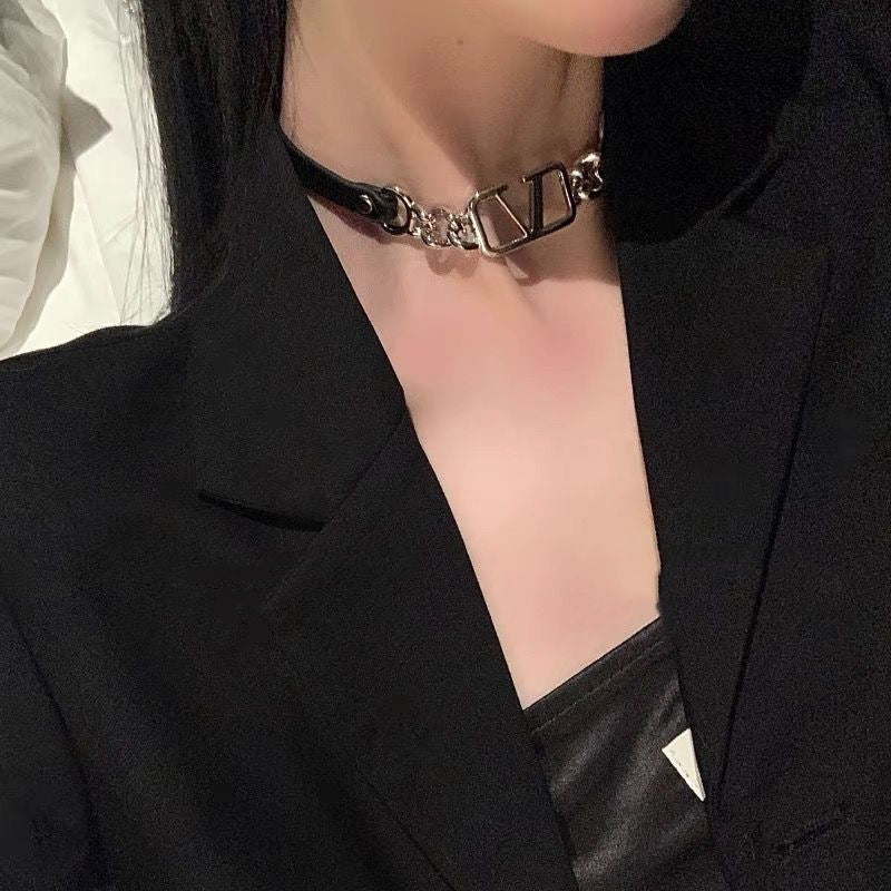 Colliers de collier de conception minoritaire de luxe léger pour femmes