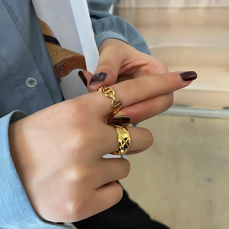 Basteln Sie einfache Ringe mit Wellenform und Kreuzmuster