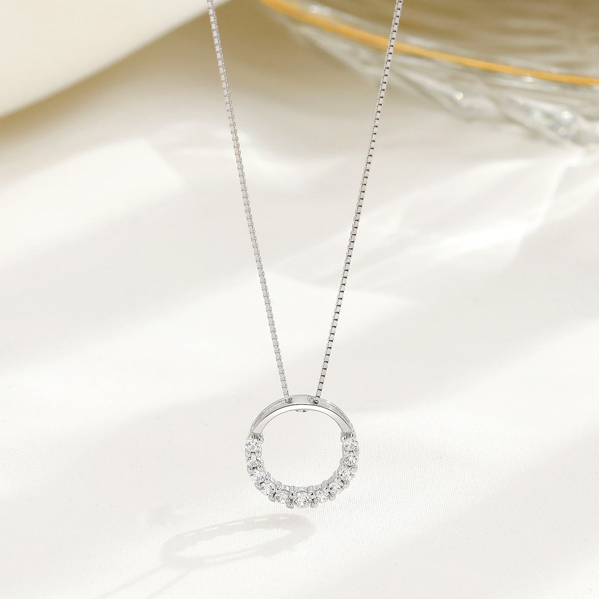 Anneaux lumineux d'ornement de sens élevé de minorité capricieuse de diamant des femmes