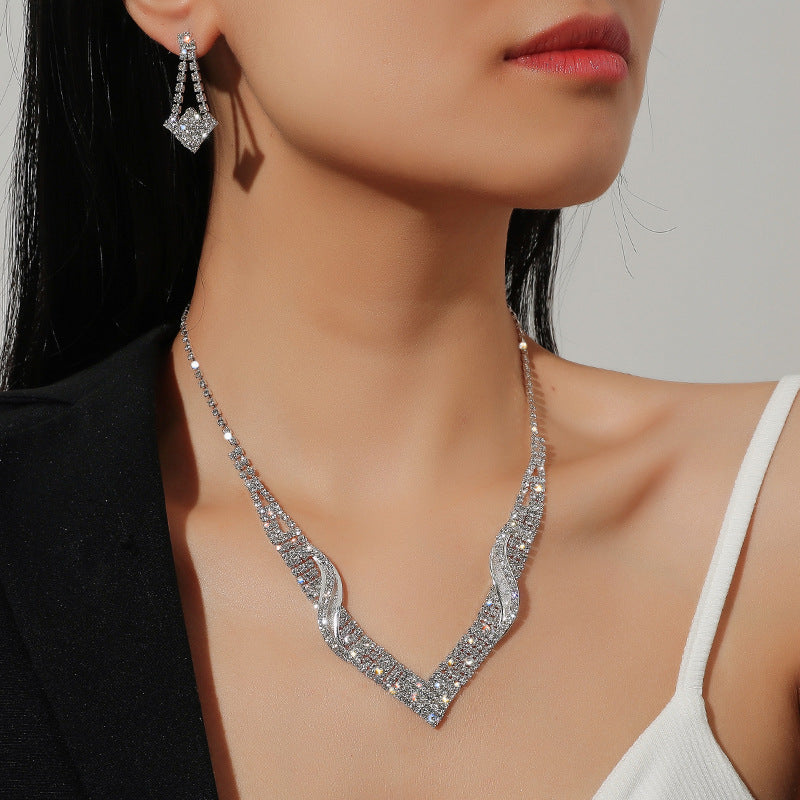 Colliers simples avec strass super flash et plein de diamants