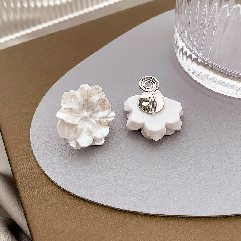 White Camellia Elegant High Sense Round Face Mosquito Ear Clip