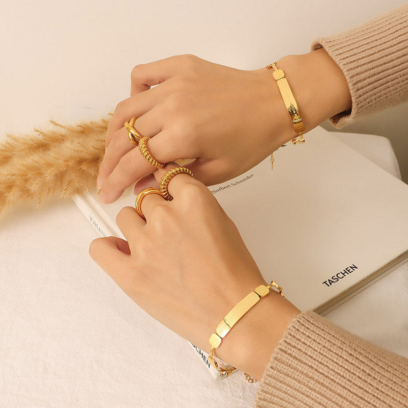 Leichte Luxus-Minority-Titanarmbänder im französischen Stil mit englischem Buchstaben-Schriftzug