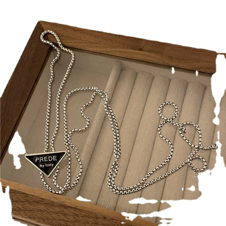Colliers de chaîne de pull en acier titane avec pendentif marque triangulaire pour femmes