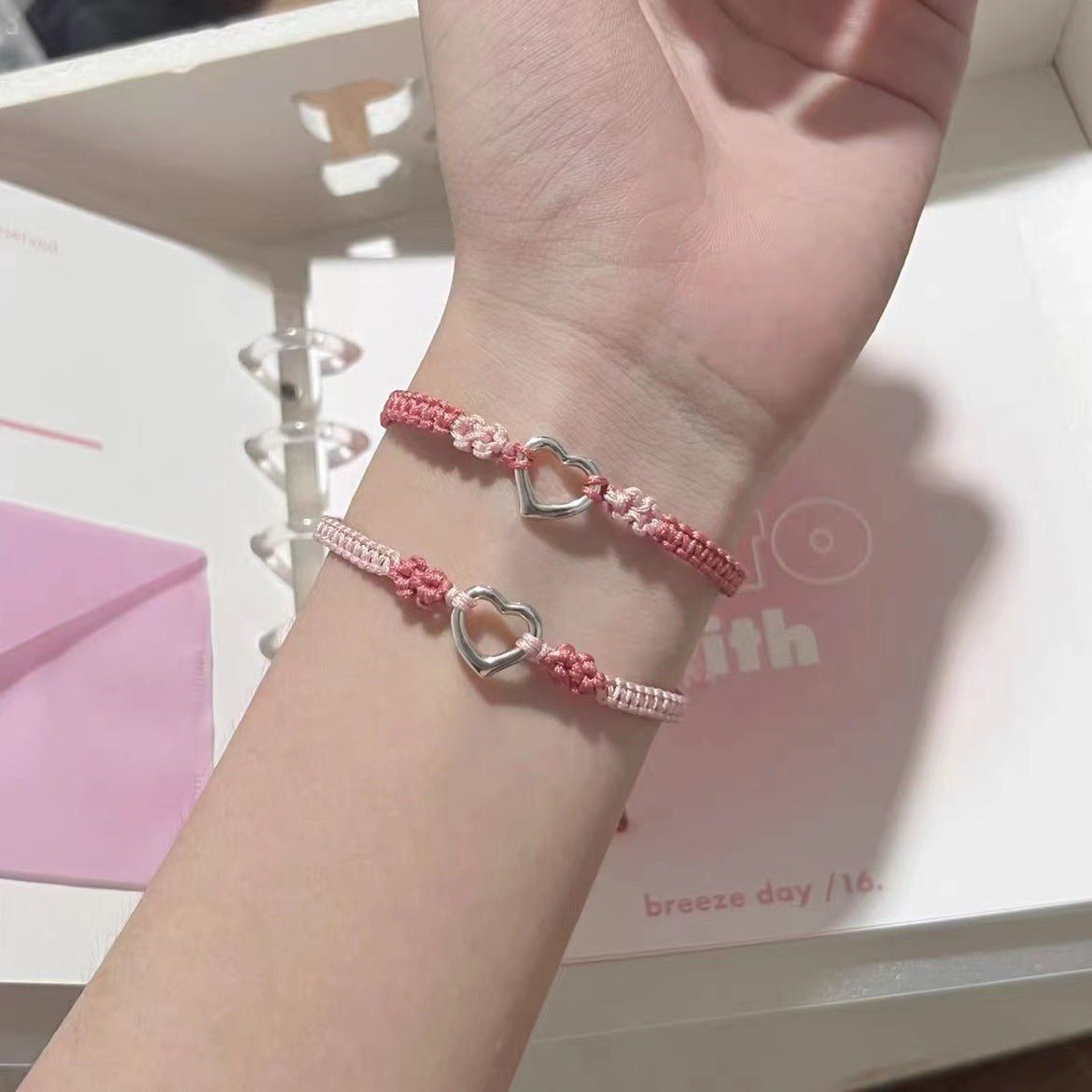 Pfirsichblüten-Tragegurt-Design. Gut aussehende Armbänder