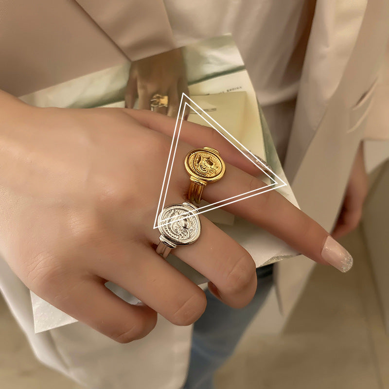Porträt elegante runde offene Goldschmuckringe