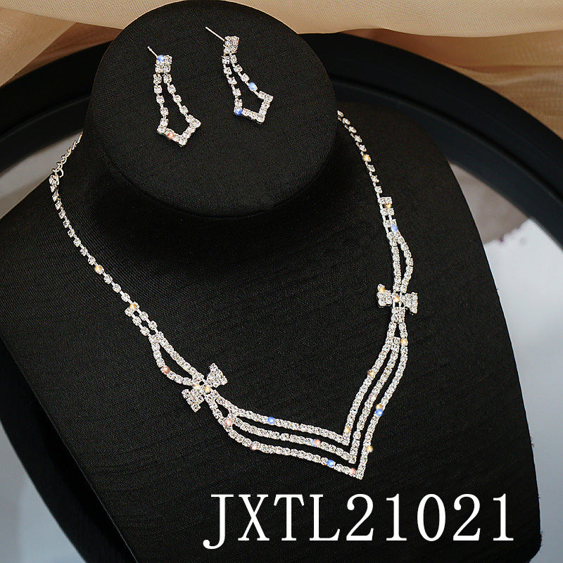 Colliers simples avec strass super flash et plein de diamants