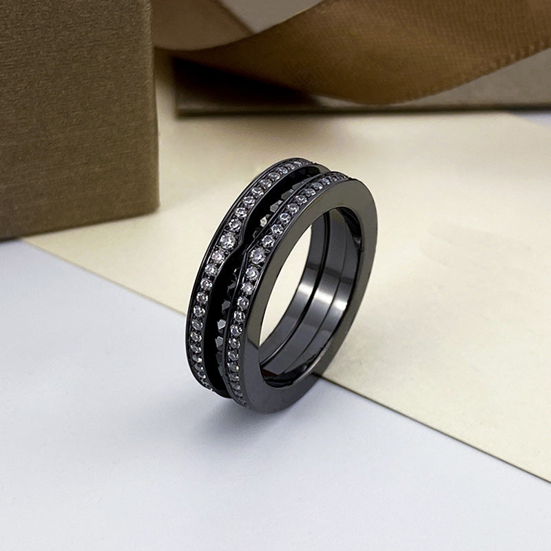 Herren-Frühlingsring mit Diamant auf beiden Seiten. Kleine Ringe