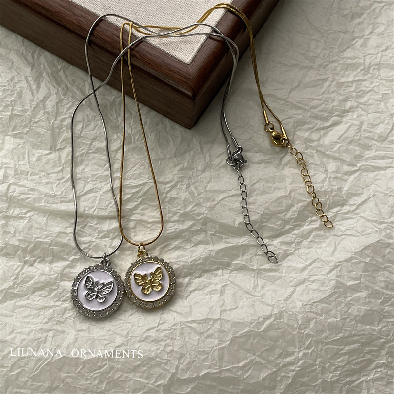 Papillon femelle plaque ronde pendentif conception avancée sens colliers