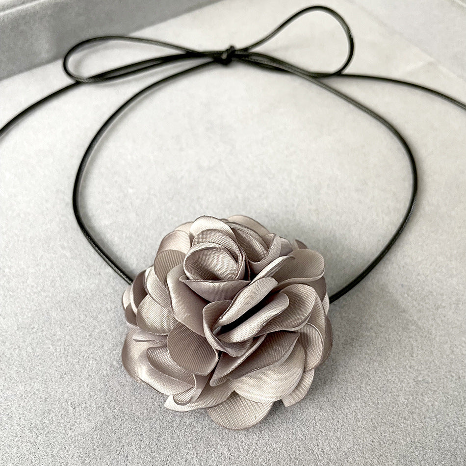 Colliers artistiques courts avec fleur de camélia, rose d'été