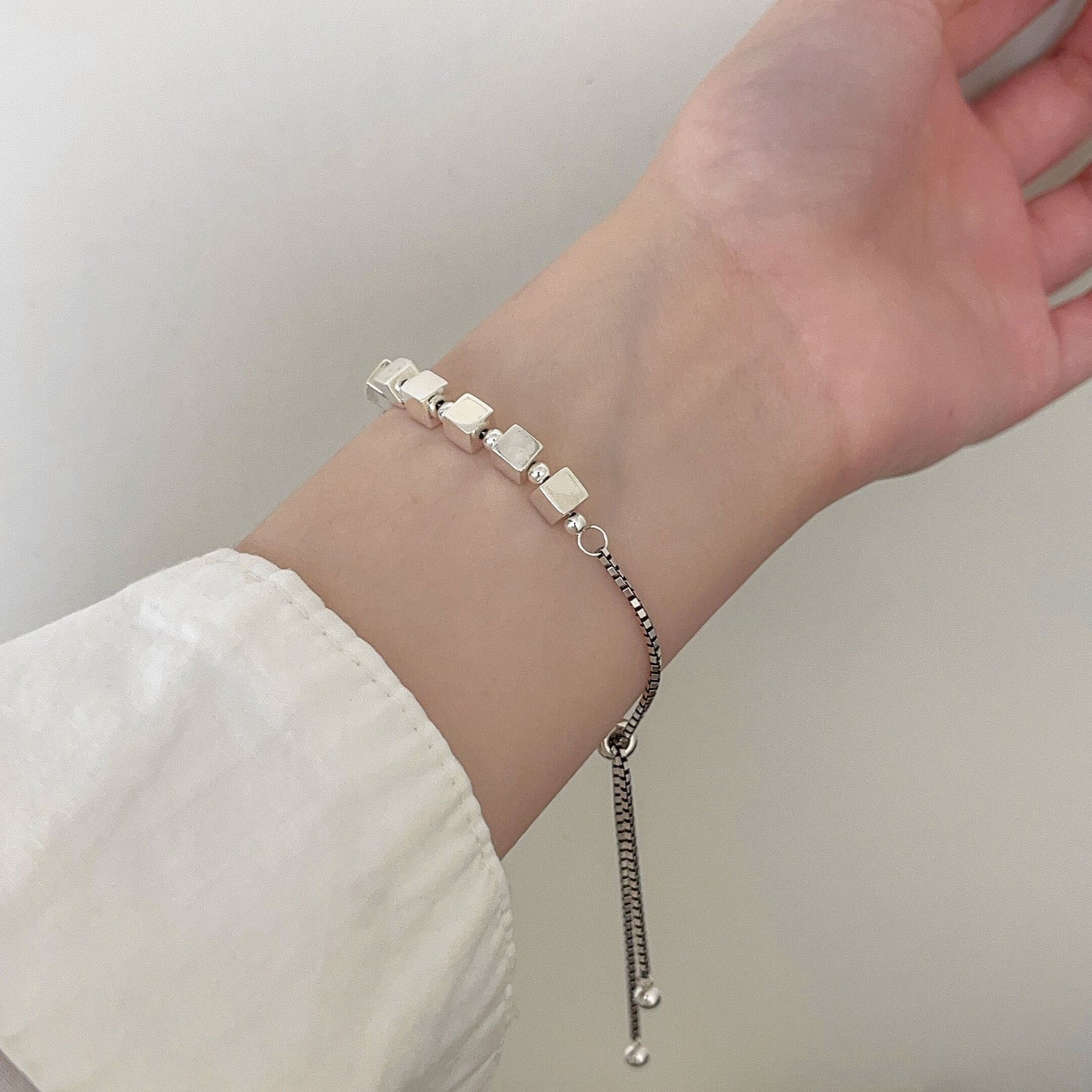 Einfache, hochwertige und elegante Armbänder für Damen im Nischendesign