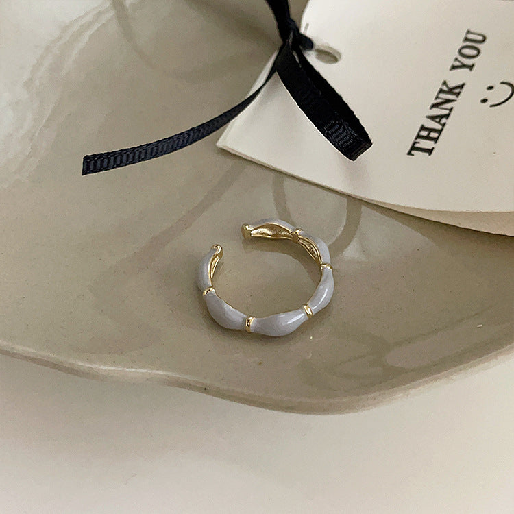 Metall offener Anzug weibliche Retro-Persönlichkeit und Ringe