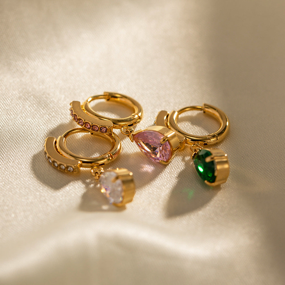 Boucles d'oreilles en acier titane pleines de zirconium et d'émeraude