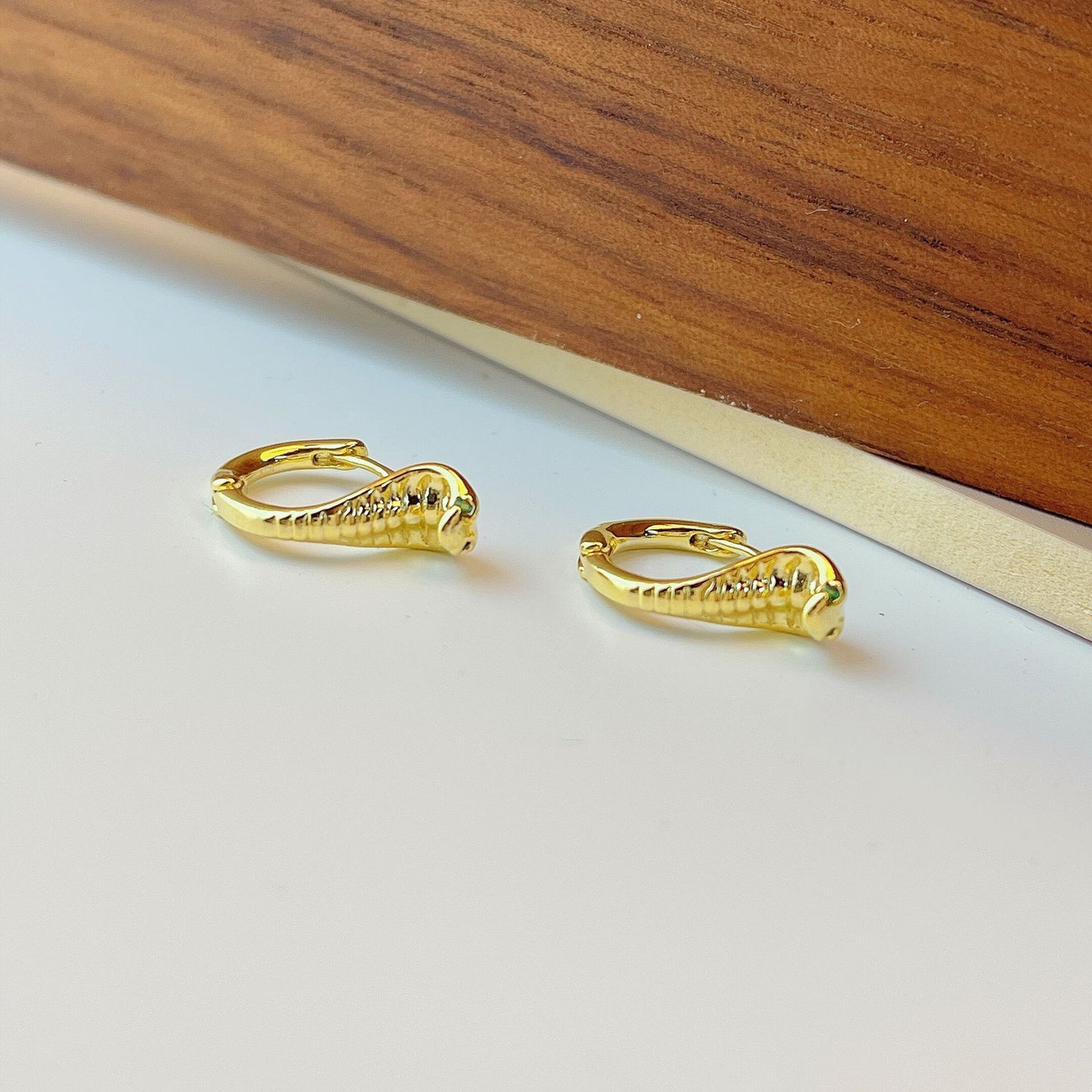 Clip d'oreille exquise grâce raffinée petites boucles d'oreilles froides