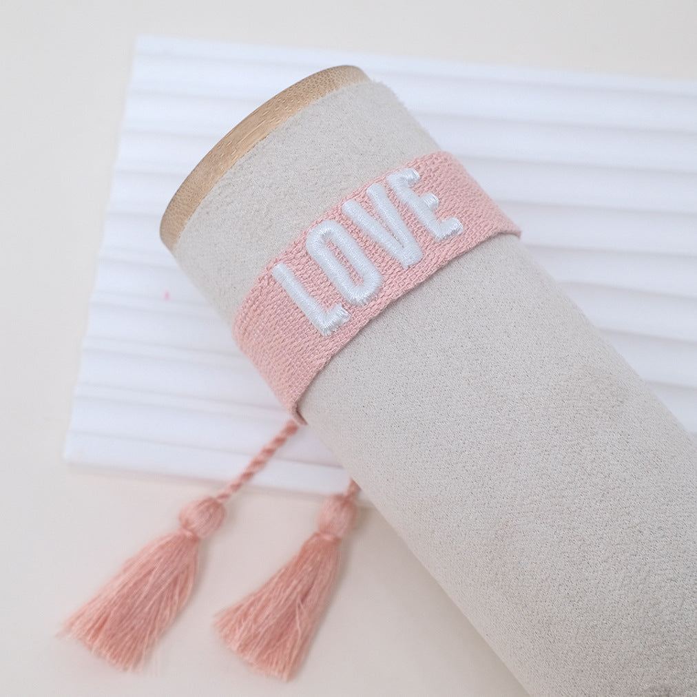 Armbänder mit Buchstaben-Stickerei und böhmischen Quasten
