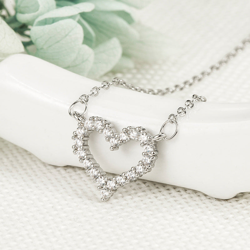 Colliers classiques avec pendentif en forme de cœur en argent et diamants croisés