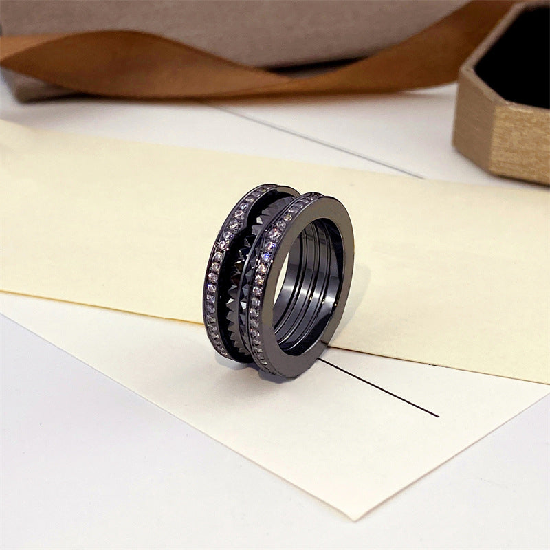 Herren-Frühlingsring mit Diamant auf beiden Seiten. Kleine Ringe