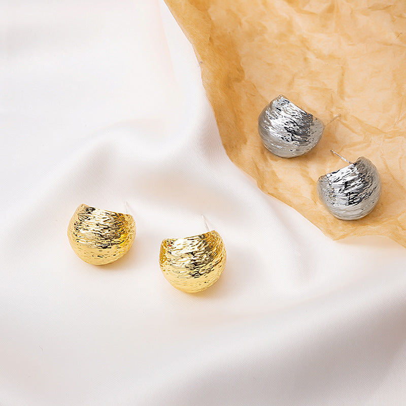 Boucles d'oreilles exagérées d'oreille à Texture brossée plissée de Style froid pour femmes