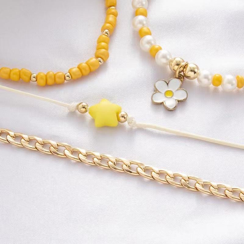 Passende Nischenmode-Armbänder mit kleinen Blumenimitationen