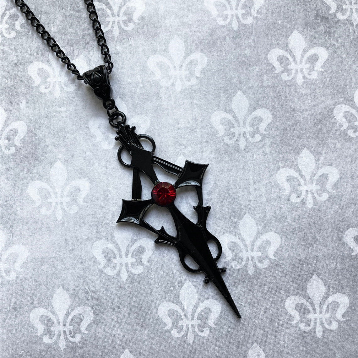 Colliers de bijoux gothiques de vampire à croix pointue noire